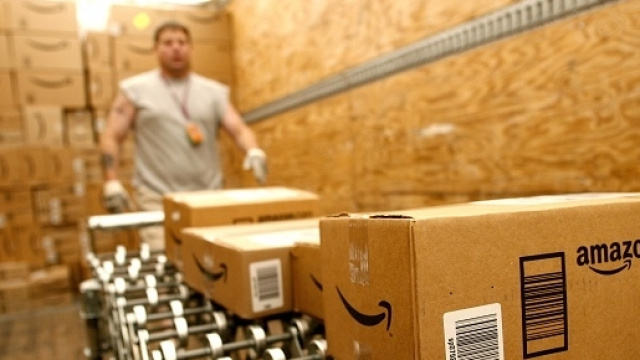 Afferte di lavoro da Amazon: assunzioni per 500 addetti al magazzino