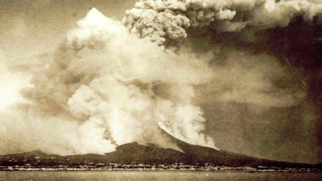 Eruzione del Vesuvio aprile 1872: foto di Giorgio Sommer. Per lo scienziato Setsuya una nuova eruzione &egrave; prossima.