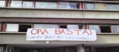 Striscione di protesta al liceo Sbordone