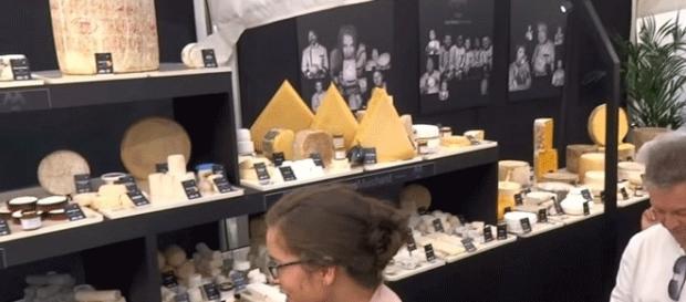 730 variétés fromagères, 2 124 pièces, 2 500 heures d'installation, record mondial battu 730 variétés fromagères, 2 124 pièces, 2 500 heures d'installation, record mondial battu