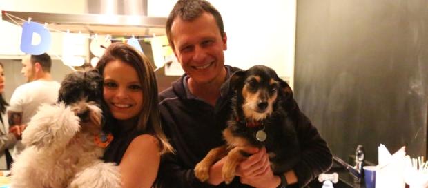 Alexandre Rossi, sua esposa, Cynthia Macarrão e os mascotes, Estopinha e Barthô. Créditos: Diego Veiga Alexandre Rossi, sua esposa, Cynthia Macarrão e os mascotes, Estopinha e Barthô. Créditos: Diego Veiga