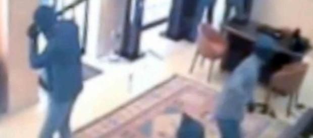 Immagini della telecamera di sicurezza della gioielleria a Firenze Immagini della telecamera di sicurezza della gioielleria a Firenze