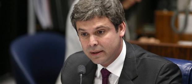 Polícia investigará suposta agressão contra Lindbergh Farias Polícia investigará suposta agressão contra Lindbergh Farias