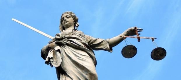 Roba şi alte simboluri ale jusitţiei Roba şi alte simboluri ale jusitţiei