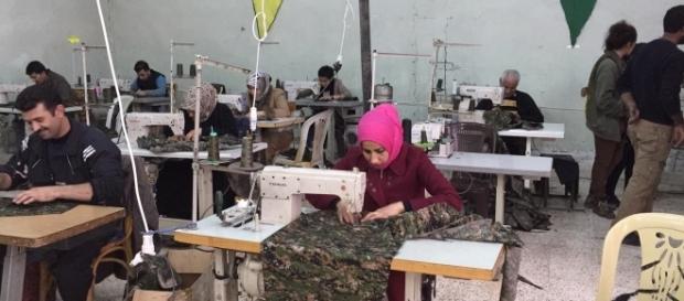 Sur les territoires kurdes syriens, les habitants s'adaptent à l'économie de guerre et à une société en transformation. Sur les territoires kurdes syriens, les habitants s'adaptent à l'économie de guerre et à une société en transformation.