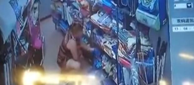 Urina nel corridoio di un negozio dei Cinesi Urina nel corridoio di un negozio dei Cinesi