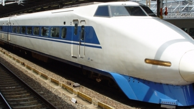 Giappone: i passeggeri lo insultano per il ritardo, lui tenta il suicidio