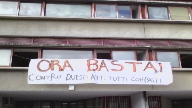 Striscione di protesta al liceo Sbordone