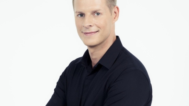 Une chroniqueuse de #TPMP fait le coming out de Matthieu Delormeau à sa place en direct !