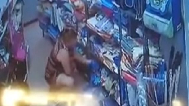 Urina nel corridoio di un negozio dei Cinesi