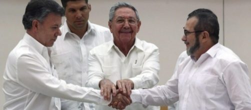 Da sinistra, Il Presidente della Colombia Santos, Raul Castro e il Capo delle FARC Timochenco