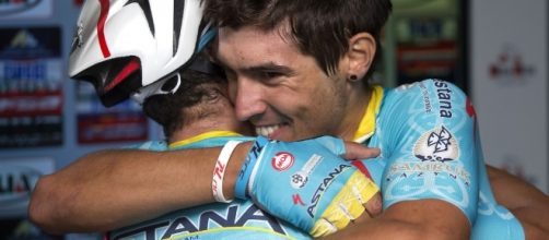 Diego Rosa e Fabio Aru, l'abbraccio al termine della corsa di un anno fa