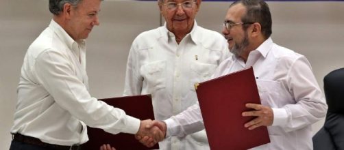 El Gobierno colombiano y las FARC firman el acuerdo de alto el ... - 20minutos.es
