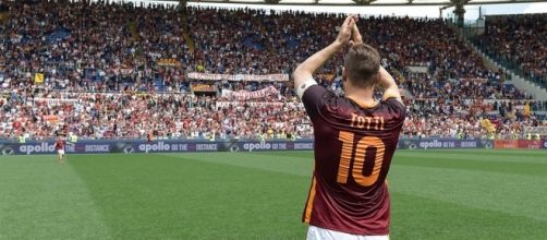 Francesco Totti riceve l'affetto del pubblico giallorosso