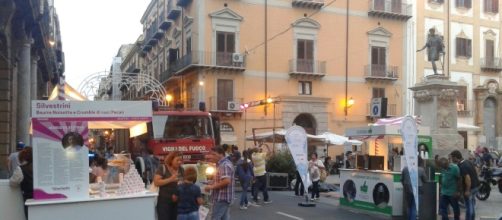 I mezzi dei Vigili del Fuoco irrompono a Palermo in pieno centro.