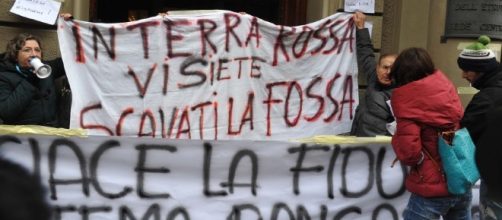 Sit-in di protesta delle Vittime del Salva-Banche davanti la villa di Pier Luigi Boschi, padre della Ministra Mania Elena Boschi