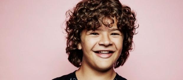 Dustin from “Stranger Things” loves showing off his fake teeth in ... - bloglovin.com Dustin from “Stranger Things” loves showing off his fake teeth in ... - bloglovin.com