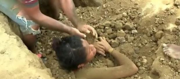 Jovem enterrada viva após ser atingida por um raio Jovem enterrada viva após ser atingida por um raio