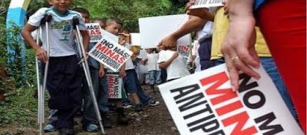 Kinder werden auch gezielt von den Linksradikalen als Teil der Bourgeoisie bekämpft. Die Minen der FARC kommen aus China. Kinder werden auch gezielt von den Linksradikalen als Teil der Bourgeoisie bekämpft. Die Minen der FARC kommen aus China.