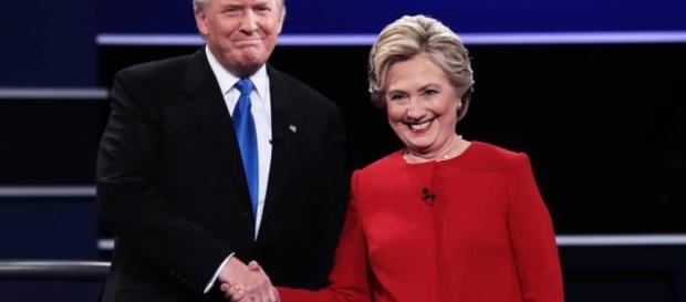 Os candidatos se cumprimentam antes do debate Os candidatos se cumprimentam antes do debate