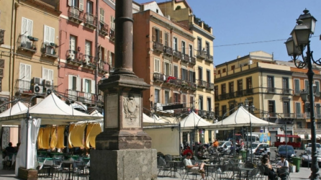 Piazza Yenne a Cagliari: nella foto piccola, in basso a destra, il giovane arrestato dalla Polizia
