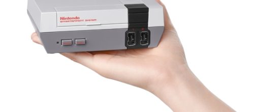 Ecco il NES Mini in tutto il suo micro splendore.