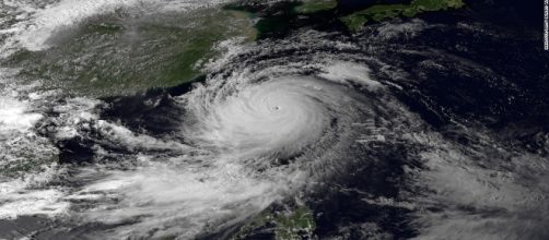 Fotografia satellitare di un tifone sul giappone