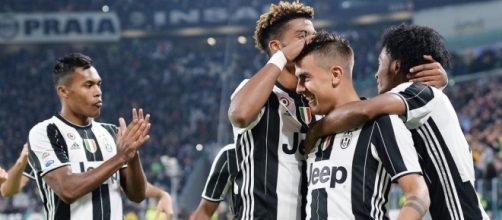 L'abbraccio dei giocatori della Juventus dopo la vittoria sull'Udinese