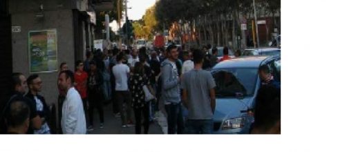 Tante persone in fila per comprare i biglietti di Matera- Foggia.