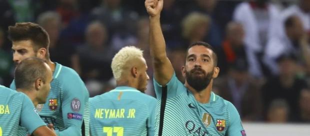Arda Turan celebra el gol de la victoria contra el Borussia Mönchengladbach Arda Turan celebra el gol de la victoria contra el Borussia Mönchengladbach