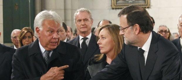 Felipe González hablando con Mariano Rajoy. Susana Díaz está justo detrás del primero. Felipe González hablando con Mariano Rajoy. Susana Díaz está justo detrás del primero.