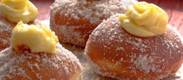 I krapfen dolci ripieni alla crema. I krapfen dolci ripieni alla crema.
