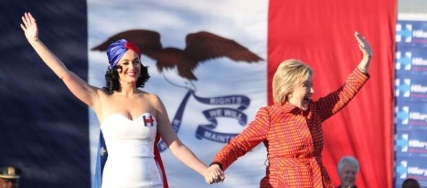 Katy Perry e la candidata Hillary Clinton. Katy Perry e la candidata Hillary Clinton.