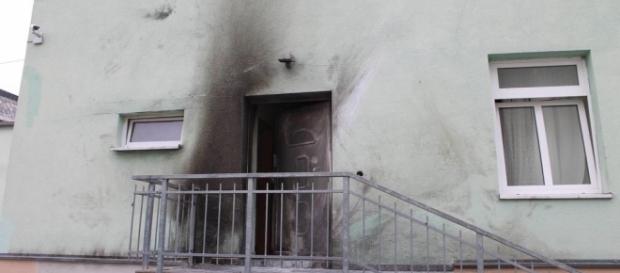 Unter der Überschrift „Sprengsätze detonieren vor Moschee und Kongresszentrum“ wurde der Eindruck erweckt, dass alles in Schutt und Asche liegt. Unter der Überschrift „Sprengsätze detonieren vor Moschee und Kongresszentrum“ wurde der Eindruck erweckt, dass alles in Schutt und Asche liegt.