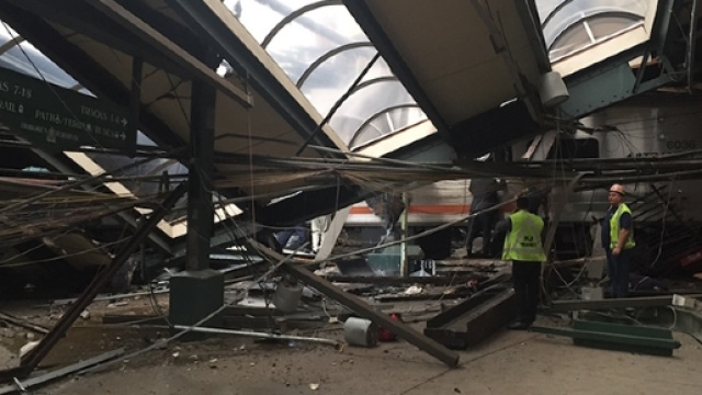 L'incidente ha causato il crollo del tetto che copriva il binario (fonte foto: ilpost.it)