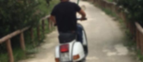 Cittadino in vespa sulla pista ciclabile di Siracusa