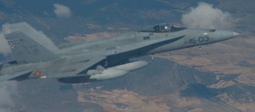 F-18 en vuelo de vuelta de una misión de bombardeo