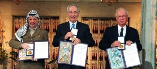 Peres con gli altri leader politici alla consegna del Premio Nobel per la Pace