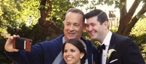 Tom Hanks scatta un selfie con i neo sposi Elisabeth e Ryan!