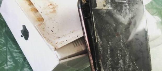 Antes de chegar no consumidor aparelho iPhone 7 explode dentro da caixa Antes de chegar no consumidor aparelho iPhone 7 explode dentro da caixa