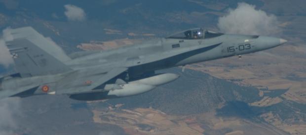 F-18 en vuelo de vuelta de una misión de bombardeo F-18 en vuelo de vuelta de una misión de bombardeo