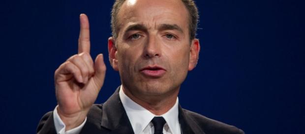 Jean-François Copé, le doigt accusateur, estime que Sarkozy a triché (déclaration dans le journal Le Monde) Jean-François Copé, le doigt accusateur, estime que Sarkozy a triché (déclaration dans le journal Le Monde)