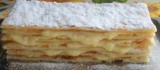 La millefoglie farcita di crema La millefoglie farcita di crema