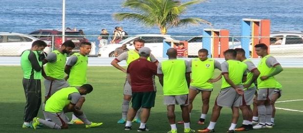 Levir orientando jogadores antes do treino na Urca (Foto: Edgard Maciel de Sá/Globoesporte) Levir orientando jogadores antes do treino na Urca (Foto: Edgard Maciel de Sá/Globoesporte)