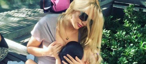 Sara Kulka stillt in Leipzig öffentlich ihre Tochter Mathilda (2) Sara Kulka stillt in Leipzig öffentlich ihre Tochter Mathilda (2)