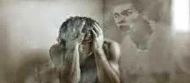 Um "encosto", ou espírito obsessor pode prejudicar uma pessoa de várias formas Um "encosto", ou espírito obsessor pode prejudicar uma pessoa de várias formas