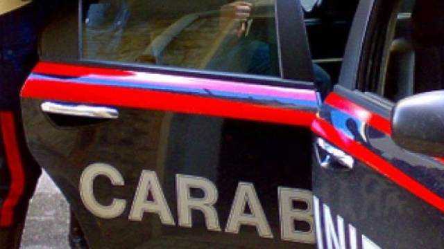 Arrivati nella casa di via Trieste, i carabinieri hanno trovato l&rsquo;uomo, Carmelo Reitano e la moglie, colpita con diverse coltellate al collo