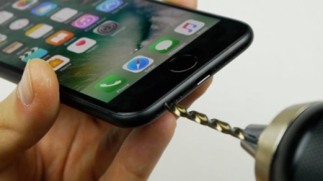 L'assenza del jack su iPhone 7 spinge a soluzioni estreme.