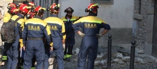 Vigili del fuoco impegnati nelle zone devastate dal terremoto