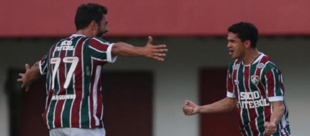 Abraçado por Marquinho (camisa 77), Magno Alves comemora gol da vitória do Flu sobre o Figueirense em Édson Passos, no Rio (Foto: Lancepress) Abraçado por Marquinho (camisa 77), Magno Alves comemora gol da vitória do Flu sobre o Figueirense em Édson Passos, no Rio (Foto: Lancepress)